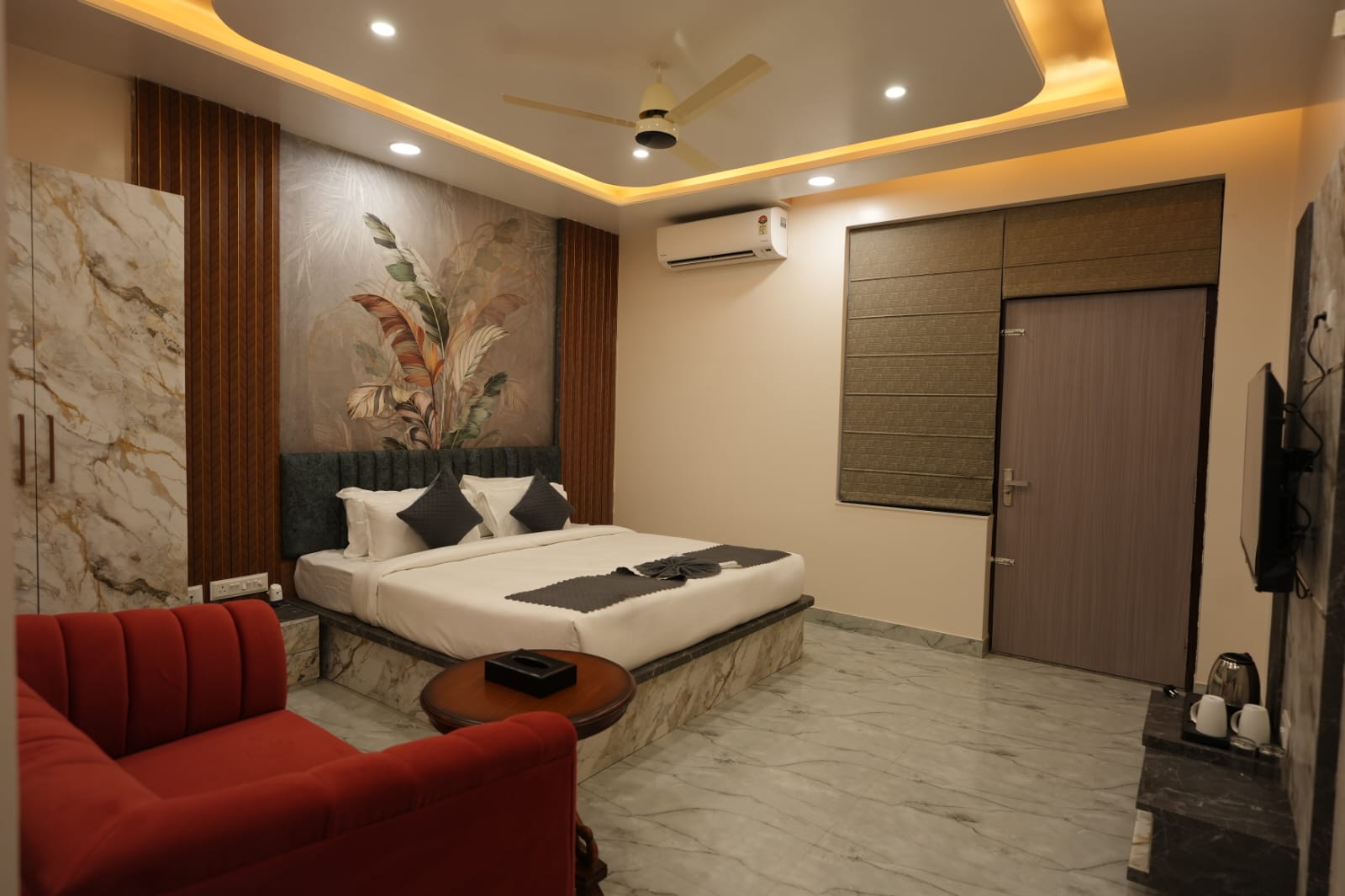 Deluxe Room Bedside